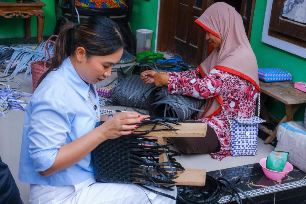 Wakil Menteri Pariwisata Ni Luh Puspa saat mencoba belajar menganyam tas dalam kunjungannya ke Desa Wisata Candirejo. Dok. Kemenpar