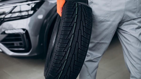 Kapan Waktu yang Tepat Merotasi Ban Mobil? Ini Penjelasannya
