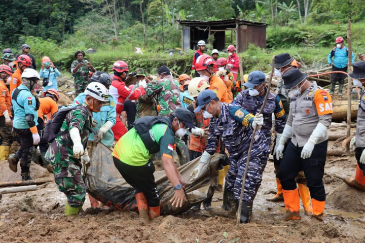 TNI AL dan Tim SAR Gabungan Evakuasi Dua Korban Longsor Pekalongan