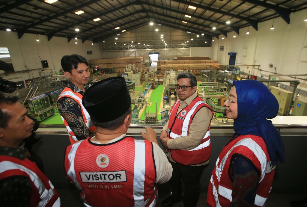 Dr. Ir. Ahmad Haikal Hasan, Skom, MMT saat berkunjung ke pabrik Aqua di Mekarsari Sukabumi, Kepala Badan Penyelenggara Jaminan Produk Halal (BPJPH).