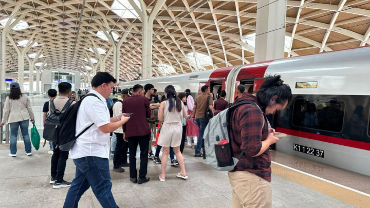 Libur Panjang Isra Miraj dan Imlek, Tiket Kereta Cepat Whoosh Laris Manis