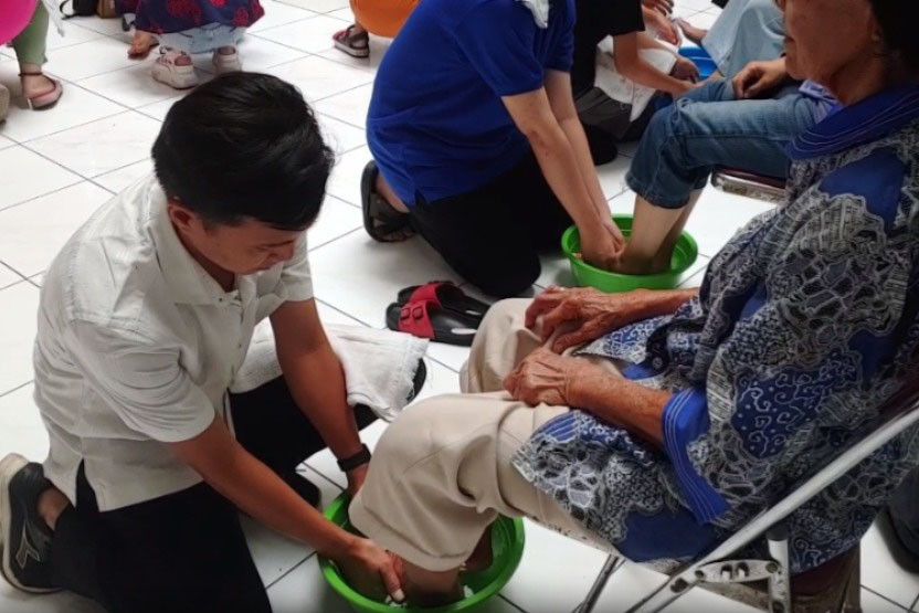 Melihat Tradisi Membasuh Kaki Jelang Tahun Baru Imlek
