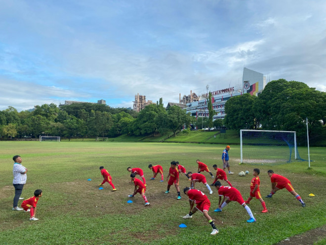 Tim SSB Semen Padang kelompok usia 10 – 12 tahun saat menjalani sesi latihan rutin di Lapangan Cubadak PT Semen Padang, Sumatra Barat. (Foto: Ist)