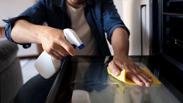 Cara Bersihkan Kaca Oven Berminyak, Cuma Pakai 2 Bahan