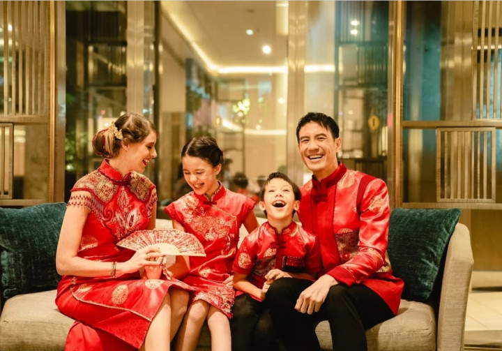 Momen Manis Daniel Mananta dan Keluarga Rayakan Imlek