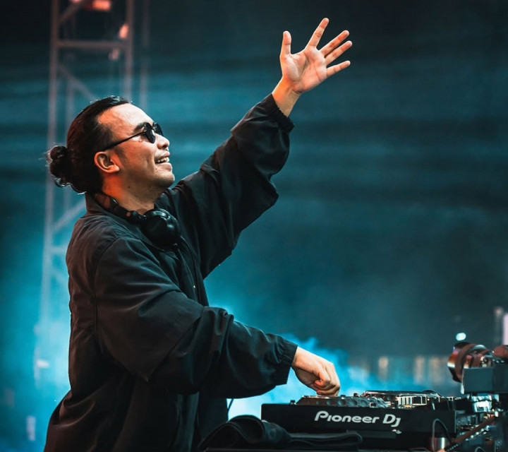 Cara Unik Whisnu Santika Alihkan Omongan Haters: Belajar Teori Konspirasi