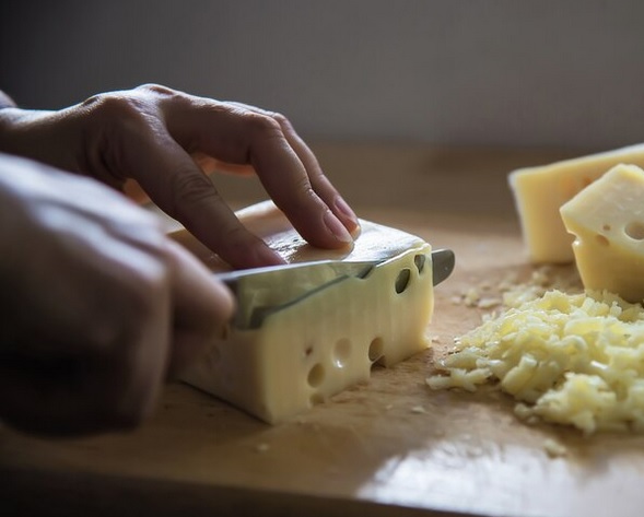 Keju mengandung protein berkualitas tinggi, kalsium, asam lemak, peptida bioaktif, asam amino, dan vitamin utama. Ilustras Freepik