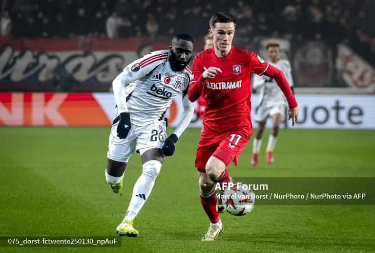 Daan Rots (kanan) golnya membawa Twente lolos menuju play-off-Foto AFP