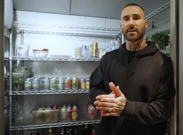 Adam Levine saat membuka kulkasnya. Dok. VegNews.
