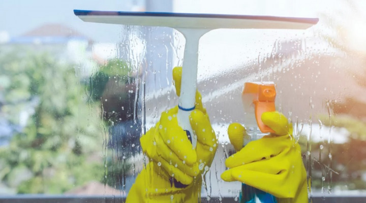 Cara Bersihkan Jendela dengan Bahan yang Mudah Dicari