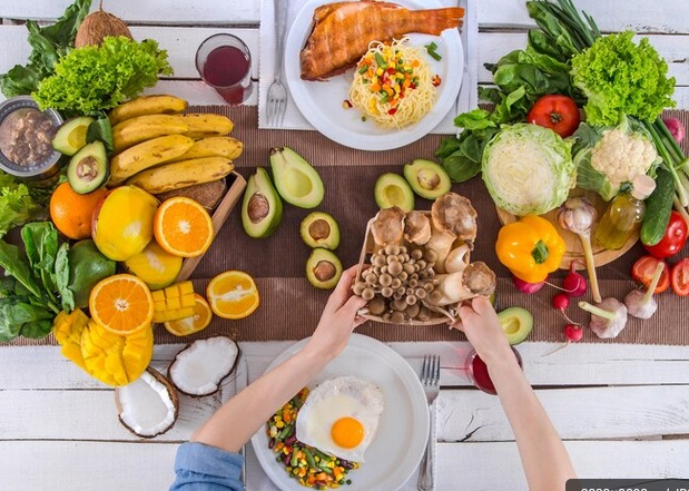 Dengan begitu banyak makanan lezat dan mudah didapat di sekitar kita, naluri ini dapat menyebabkan makan berlebihan dan obesitas. Ilustrasi-Freepik