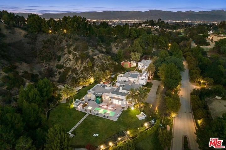 Penuh Kontroversi, Intip Koleksi Properti Kanye West