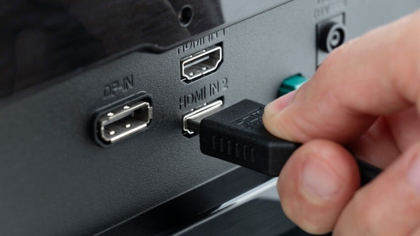 Dua standar utama adalah HDMI dan DisplayPort, yang menawarkan fitur dan kemampuan yang berbed