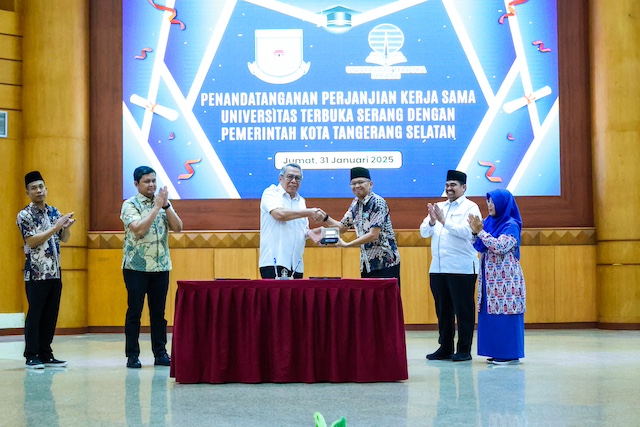 Pemkot Tangsel dan Universitas Terbuka Serang menandatangani perjanjian kerjasama. Foto: Istimewa