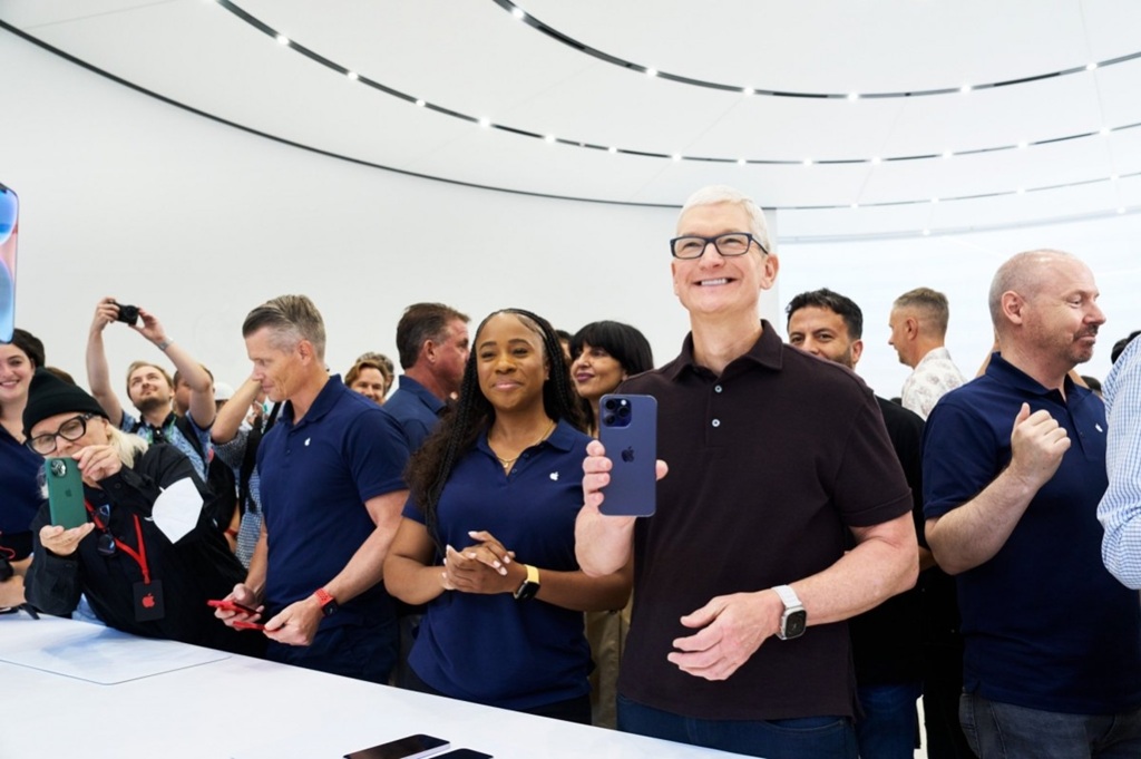 Tim Cook mengungkap bahwa Apple kini memiliki 2,35 miliar pengguna aktif.
