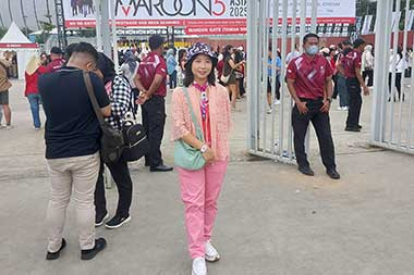 Pakaian Tema Valentine Warnai Suasana Konser Maroon 5 di Jakarta