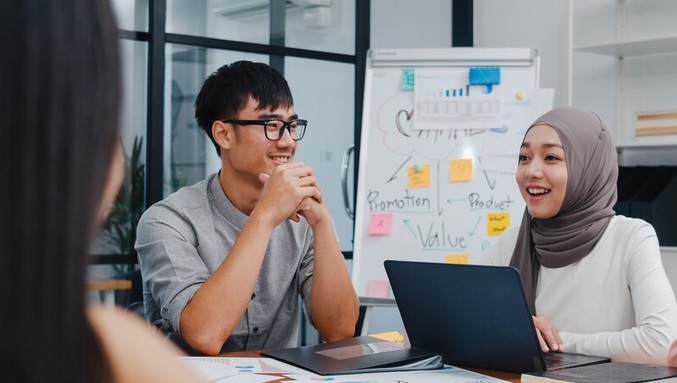 Kepribadian ambivert adalah kombinasi dari sifat introvert dan ekstrovert. Ilustrasi Freepik