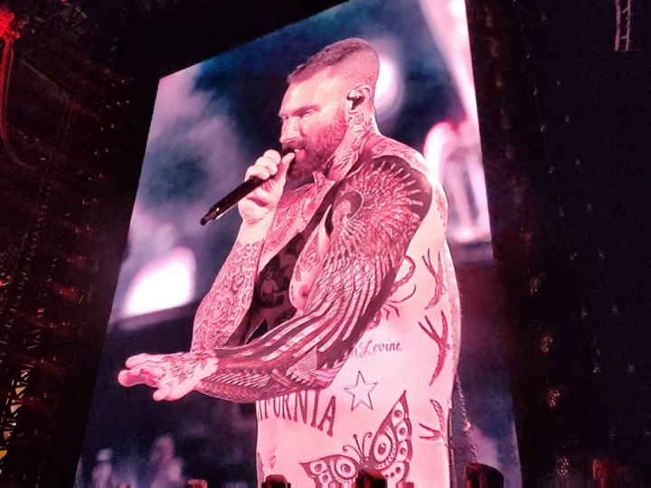 Penonton Histeris! Adam Levine Buka Baju Saat Konser Maroon 5 di Jakarta