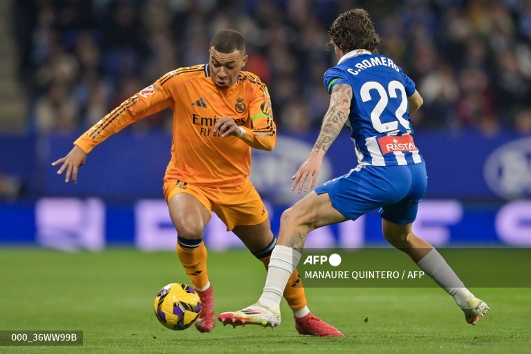 Penyerang Real Madrid, Kylian Mbappe, berduel dengan bek Espanyol, Carlos Romero (AFP/Manaure Quintero)