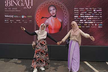 Emak-emak di Konser Yura: Nyuci Baju Sambil Dengerin 