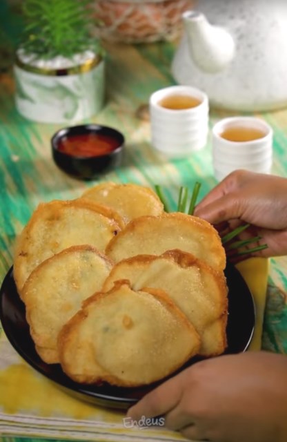 Gorengan ini dijamin bikin mantul saat kamu kudap dengan teh hangat atau kopi. (Foto: Dok. Endeus TV)