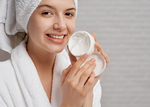 5 Cara Efektif Melembapkan Kulit dengan Bahan Rumahan