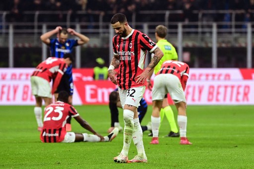 Reaksi para pemain AC Milan setelah ditahan imbang Inter Milan. (PIERO CRUCIATTI / AFP)