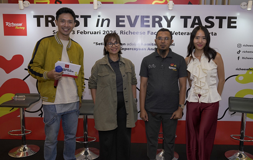 Ki-ka: MC, Fahmi Ristianty (Head of Marketing Richeese Factory), Suryana (Head Of Quality Management PT Richeese Kuliner Indonesia), dan Winny Iwandy (Food Vlogger). (Foto: Istimewa)