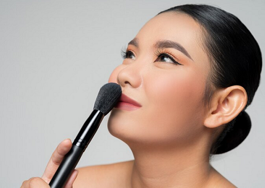 Perpaduan kondisi kulit wajah berminyak dan iklim tropis sering kali membuat make up lebih cepat luntur. (Foto: Ilustrasi. Dok. Freepik.com)