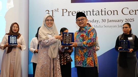 Guru MAN 2 Kota Malang Tsaniyah Diganjar Science Education Award Berkat Inovasi Pembelajaran