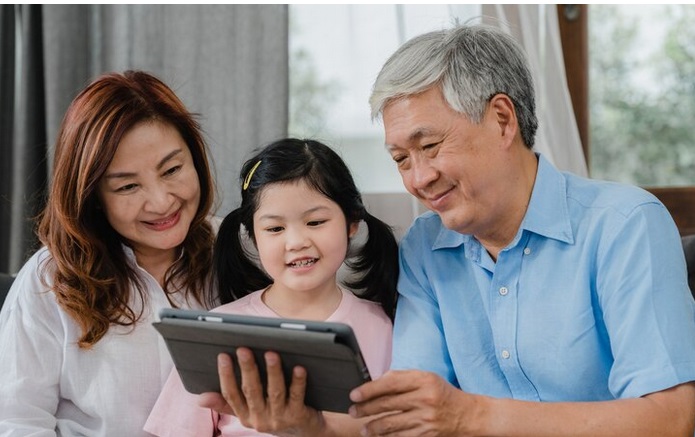 Tak hanya orang tua, kakek dan nenek mereka juga kompak melakukan bonding terhadap anak demi mencegah terjadinya kecanduan gawai. Ilustrasi Freepik
