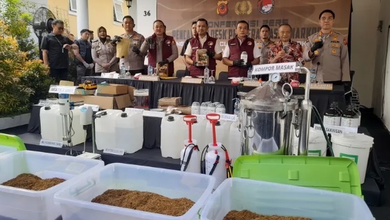Polisi Sita Barang Bukti Pabrik Narkoba di Sentul Senilai Rp350 Miliar