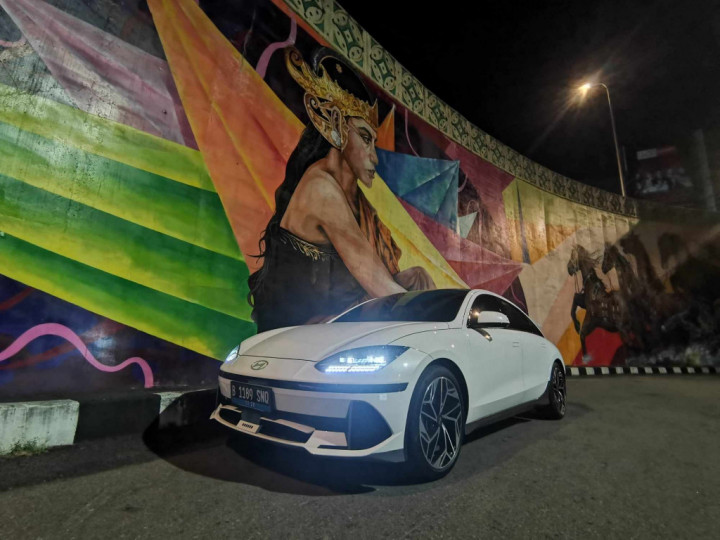 Tips Aman Berkendara Di Musim Hujan, Pengemudi Mobil Listrik Wajib Tahu