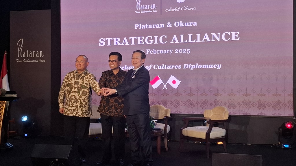 Penandatanganan kerja sama ini dilakukan oleh CEO dan Owner Plataran Indonesia, Yozua Makes, serta Mr. Toshihiro Ogita dari Okura Hotels and Resort Group. Dok. Aulia/Medcom