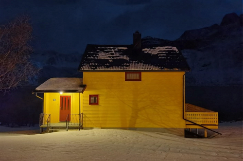 Dengan mode malam, kamu  dapat menangkap warna dan detail yang luar biasa. 