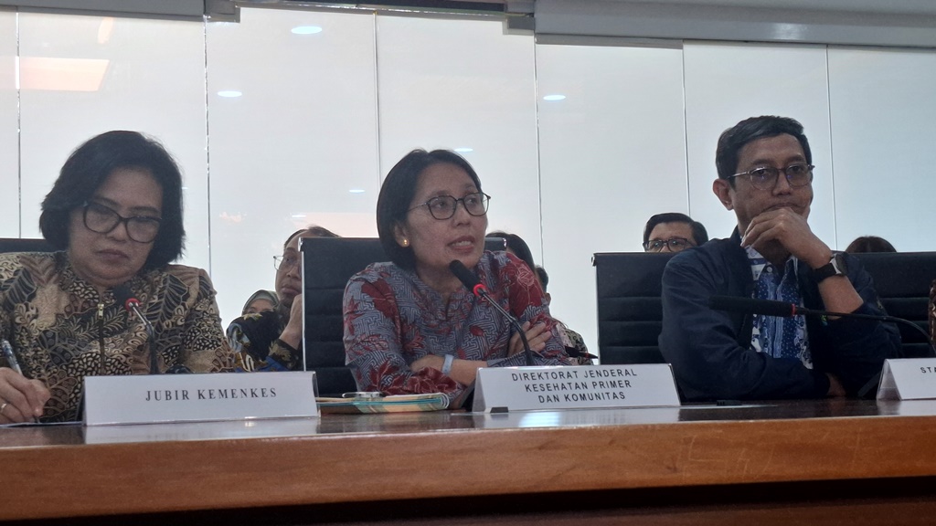 Direktur Jenderal Kesehatan Primer dan Komunitas Kementerian Kesehatan (Kemenkes) Maria Endang Sumivi (Tengah) saat membeberkan kesiapan cek kesehatan gratis pada Senin 10 Februari 2025. Dok. Aulia/Medcom