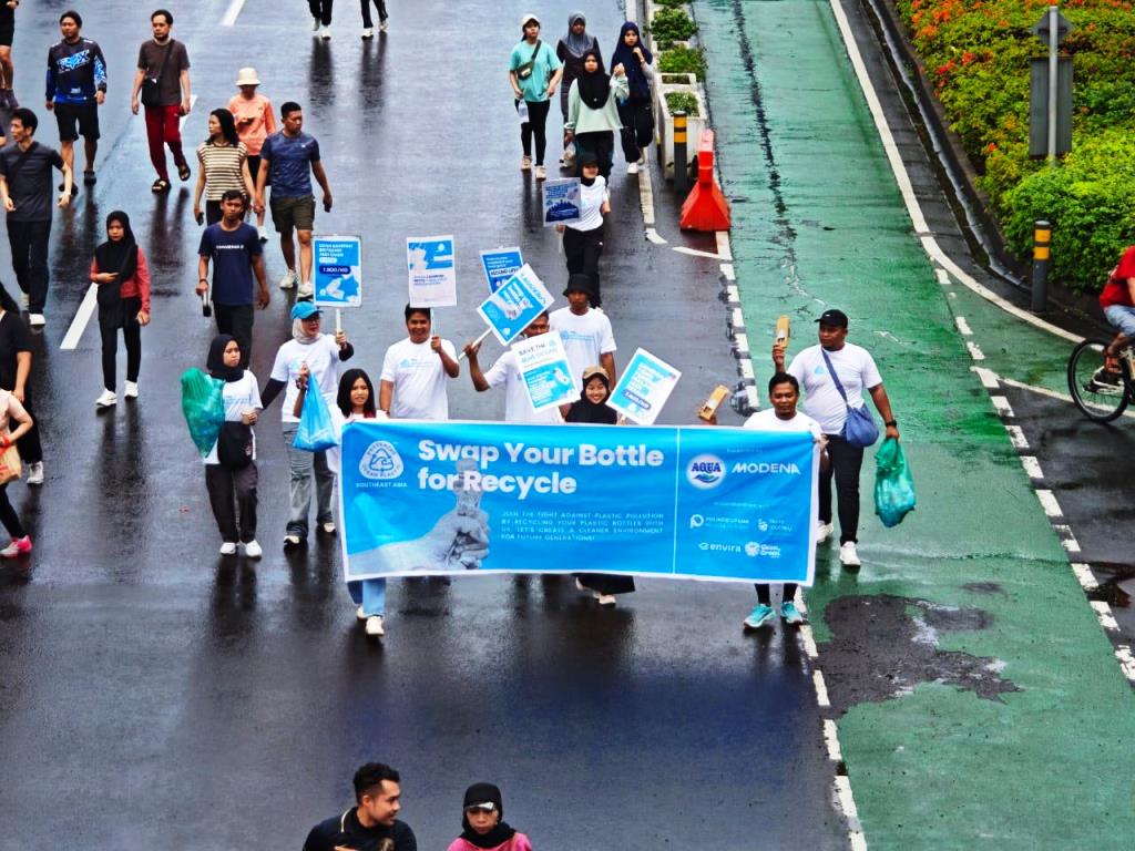 Acara Tukar Botolmu untuk Didaur Ulang menawarkan kesempatan bagi kamu untuk menukar botol plastik kosong dengan hadiah keberlanjutan yang menarik. Ilustrasi Freepik