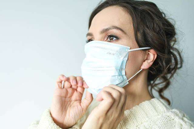 Penelitian menemukan, khusus respirator KN95 dan N95 terbukti memberikan perlindungan yang kuat. (Foto: Ilustrasi/Dok. Unsplash.com)