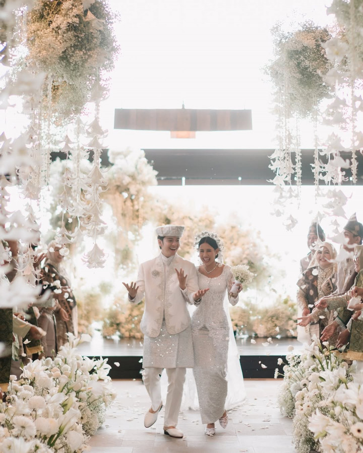 Potret Pernikahan Angga Yunanda dan Shenina Cinnamon, Menawan dalam Nuansa Putih