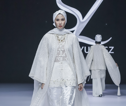 Keanggunan Koleksi Serba 'Off White' Itang Yunasz di IFA 2025