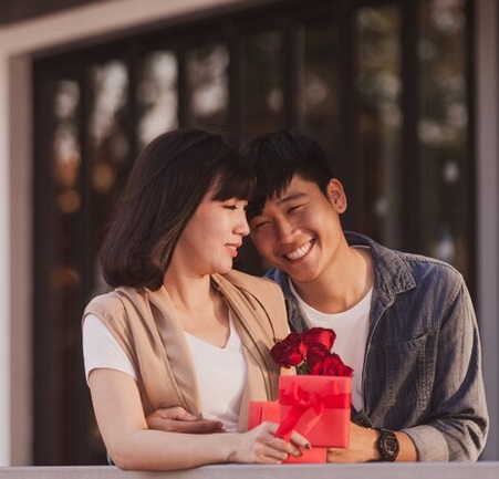 Februari adalah bulan penuh cinta, di mana setiap pasangan ingin merayakan kebersamaan dengan cara yang spesial.  Ilustrasi Freepik