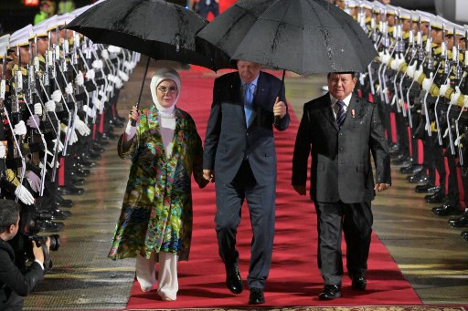 Momen Erdogan Payungi Prabowo di Lanud Halim