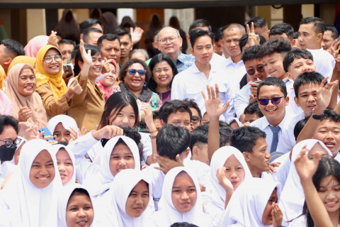 Momen Wapres Gibran Tinjau Makan Bergizi Gratis
