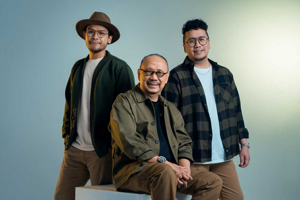 Ebiet G. Ade dan kedua putranya Adera dan Segara (Foto: Siaran Pers)