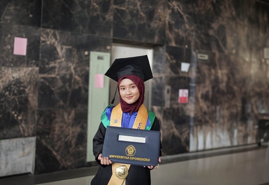 Cerita Annisa, Anak Buruh Lulus dari FK Undip dengan IPK 3.96