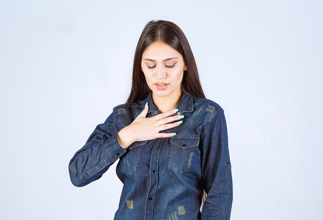 Sering Sendawa Tanda Cemas? Bagaimana Sih Hubungannya