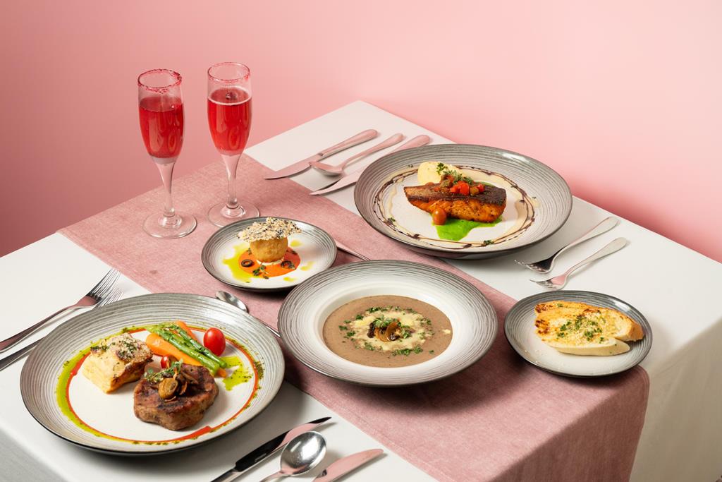 Rayakan cinta Anda dengan pengalaman istimewa di Pink Soirée Valentine's Day dan ciptakan kenangan yang akan bertahan selamanya.