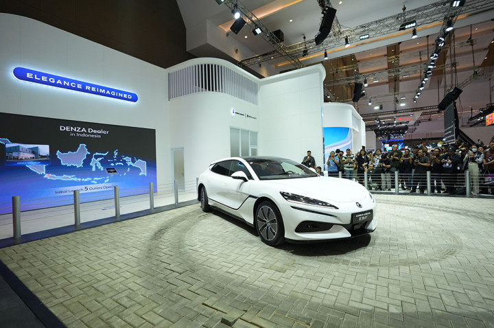 Denza Pamer Mobil yang Bisa Berputar 360 Derajat