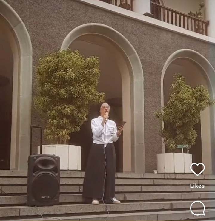 Kritisi Kondisi Tukin Dosen, Okky Madasari Lantunkan Puisi di UGM