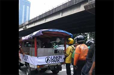 Linkin Park Bagi-Bagi Tahu Bulat Jelang Konser di Jakarta